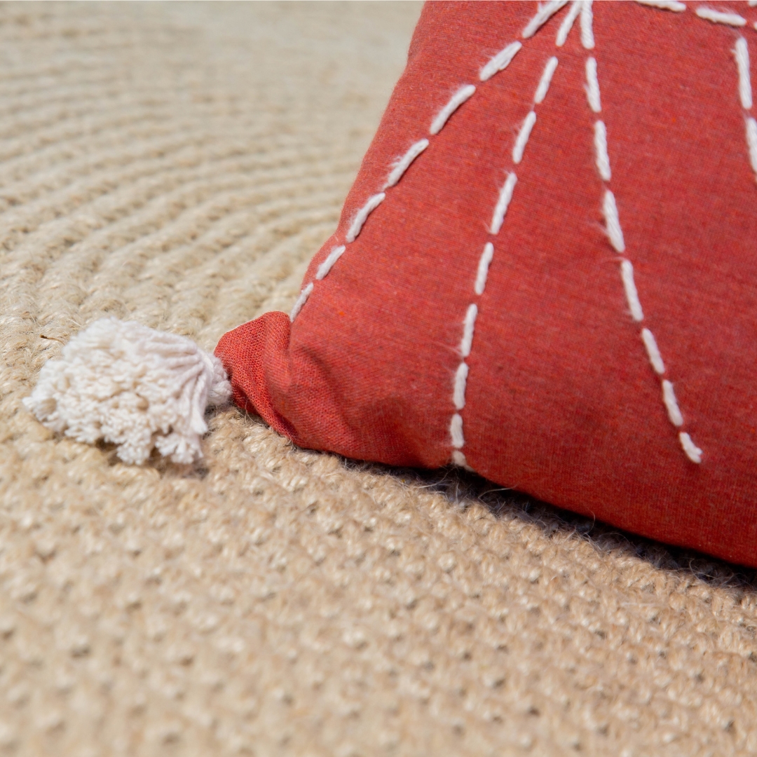 coussin rouge brique brodé à la main avec pompons en coton style artisanal