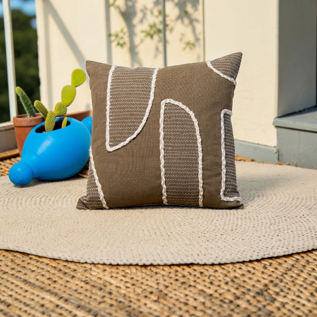 Coussin Brodé 45×45 cm – Élégance naturelle et artisanale